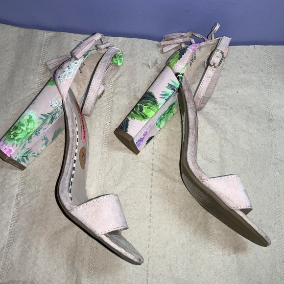 Betsey Johnson Rallo faux suede heels Sz 7.5 ankle strap bows - Picture 3 of 6